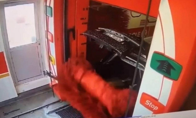 Τι θα συμβεί σε ένα αυτόματο πλυντήριο αν ξεχαστεί ανοιχτή η πόρτα του πορτμπαγκάζ;