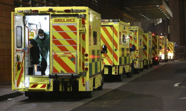 Κορονοϊός Βρετανία: Επαναλειτουργούν τα νοσοκομεία εκστρατείας - Κλείνουν τα σχολεία στο Λονδίνο