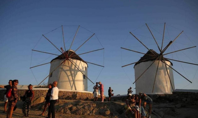 Μύκονος: Ποιο lockdown; - Συνεχίζονται τα ξέφρενα κορονοπάρτι (vid)