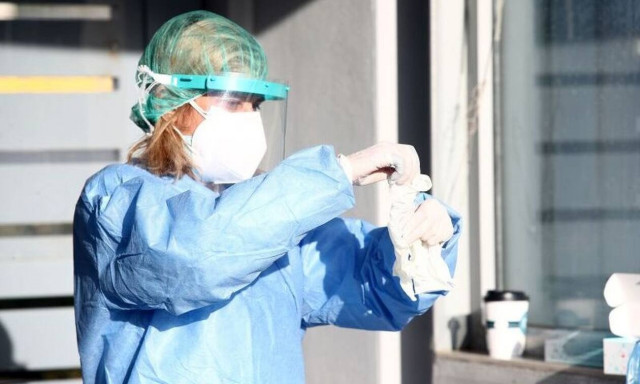 Κρούσματα σήμερα: Αγωνία για τις «κόκκινες» περιοχές – Τι περιμένουν οι επιστήμονες