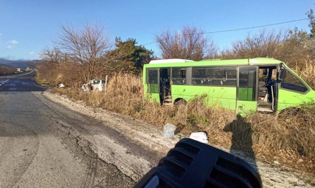 Σέρρες: Ένας νεκρός σε σφοδρή σύγκρουση ΙΧ με λεωφορείο που μετέφερε αστυνομικούς