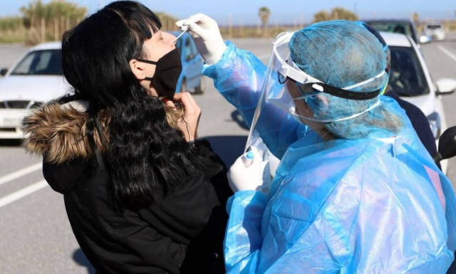 Καπραβέλος στο Newsbomb.gr: «Εκρηκτικά τα κύματα του κορονοϊού - Περιμένουμε το τρίτο τον Φλεβάρη»