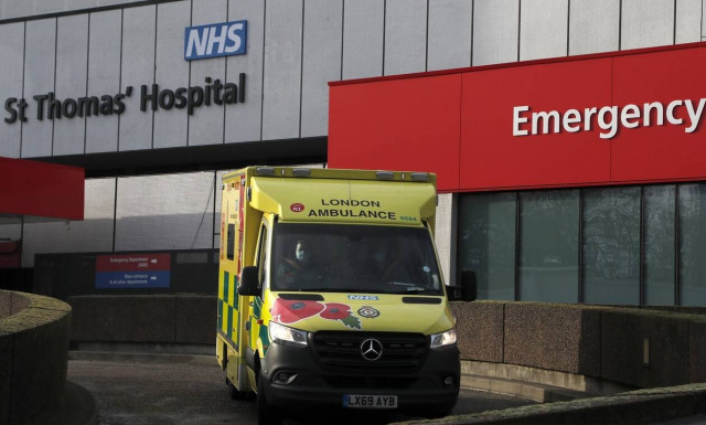 Βρετανία: Η πρώτη χώρα που πολεμά τον κορονοϊό με δύο εμβόλια – Πρεμιέρα σήμερα για AstraZeneca