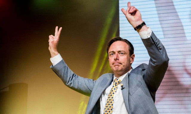 Βέλγιο: Γκάφα ολκής από τον δήμαρχο της Αμβέρσας - Έδωσε συνέντευξη χωρίς παντελόνι (vid)