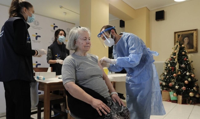 Κορονοϊός - Σχέδιο «Ελευθερία»: Οι πρώτες εικόνες από τους μαζικούς εμβολιασμούς στα γηροκομεία