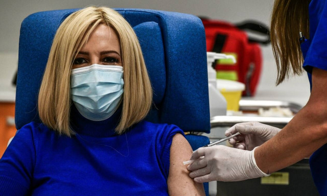 Εμβολιάστηκε η Φώφη Γεννηματά: «Με το εμβόλιο η ελπίδα επιστρέφει»