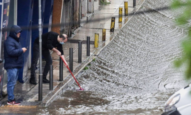 Καιρός: Πώς θα κινηθεί το ψυχρό μέτωπο τις επόμενες ώρες - Έντονα φαινόμενα με καταιγίδες και χιόνια