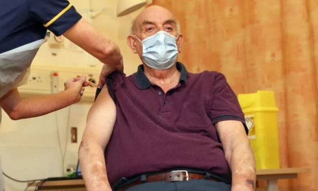 Εμβόλιο Astrazeneca: Ένας 82χρονος ο πρώτος που εμβολιάστηκε στον κόσμο