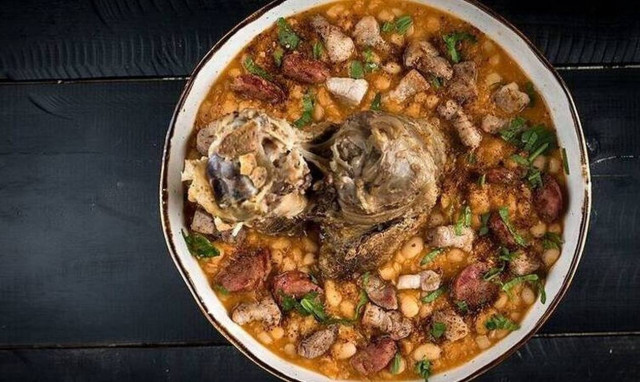 Φτιάξτε κασουλέ (γαλλική φασολάδα) όπως ο Άκης Πετρετζίκης