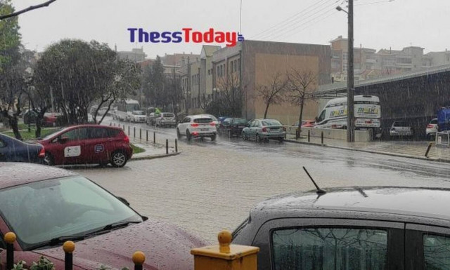  Θεσσαλονίκη: Σφοδρό το πέρασμα της κακοκαιρίας - Ποτάμια οι δρόμοι από την έντονη βροχόπτωση
