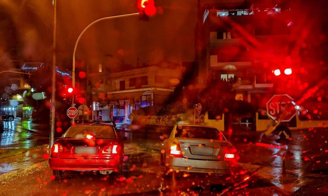 Καιρός ΤΩΡΑ: Στη δίνη της κακοκαιρίας η Αττική - Πότε υποχωρούν τα έντονα φαινόμενα