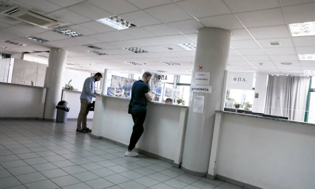 Εφορίες σε φορολογουμένους: Φέρτε χαρτί από το σπίτι εάν θέλετε φωτοαντίγραφα εγγράφων