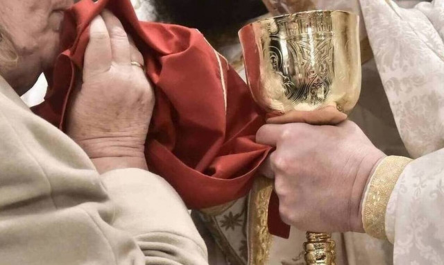 Lockdown - Λάρισα: Ιερέας τέλεσε λειτουργία παρουσία πιστών - Με χειροπέδες μεταφέρθηκε στο αυτόφωρο