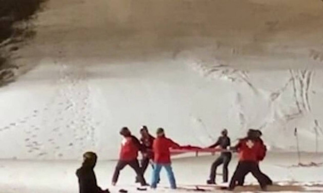 Βίντεο – σοκ: Σκιέρ κρέμεται από τελεφερίκ – Τα 2 λεπτά του τρόμου (vid)