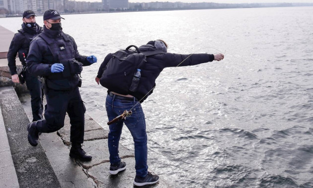 Θεοφάνεια - Θεσσαλονίκη: Ένταση έξω από τον Λευκό Πύργο - Άτομα έριξαν στη θάλασσα τον Σταυρό