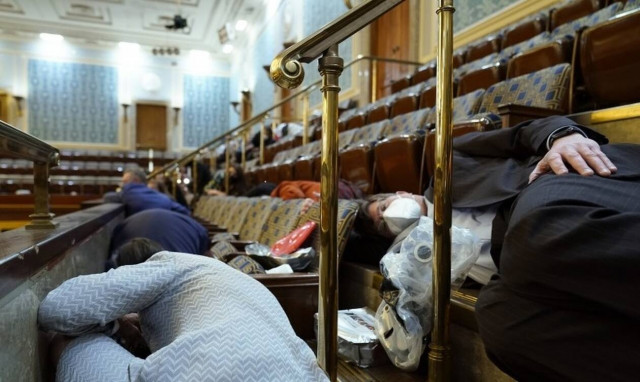 ΗΠΑ - Οι εικόνες της ντροπής: Όπλα και πυροβολισμοί μέσα στο Καπιτώλιο