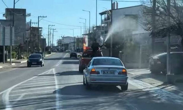 Απίστευτο βίντεο: Παπάς στη Λαμία ανέβηκε σε καρότσα και έριχνε αγιασμό με τη μάνικα!