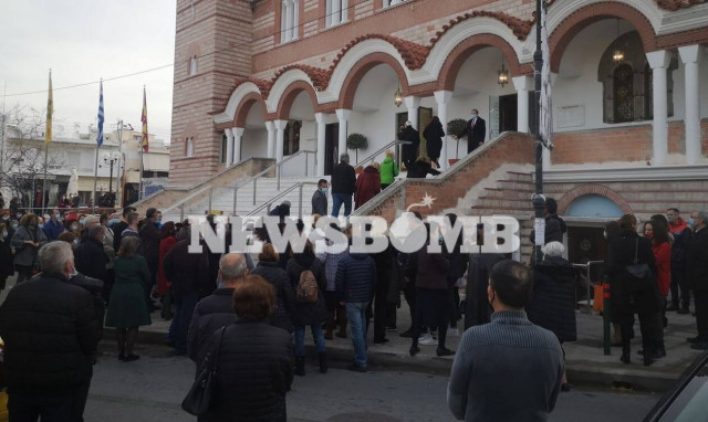 Θεοφάνεια: Ουρές για τον Aγιασμό υπό το βλέμμα της ΕΛΑΣ – Από τα ξημερώματα οι πιστοί στους ναούς