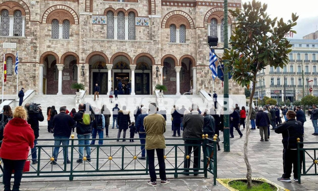 Θεοφάνεια: «Πάρα πολύ ανησυχητικές» οι εικόνες έξω από τις εκκλησίες λέει ο Εξαδάκτυλος