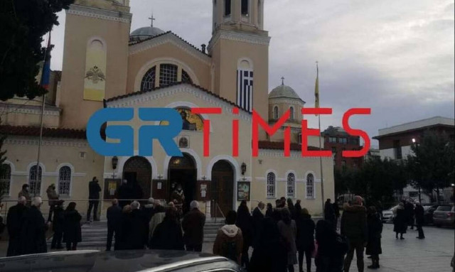 Θεοφάνεια: Κοσμοσυρροή έξω από τη Μητρόπολη Καλαμαριάς (vid, pics)