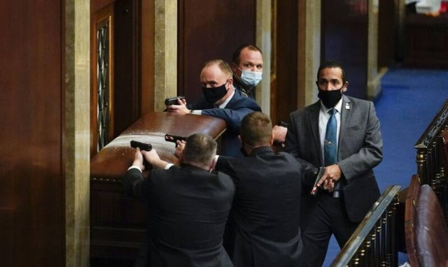 Πυροβολισμοί στο Καπιτώλιο: Μια γυναίκα σε κρίσιμη κατάσταση - Προσοχή σκληρές εικόνες