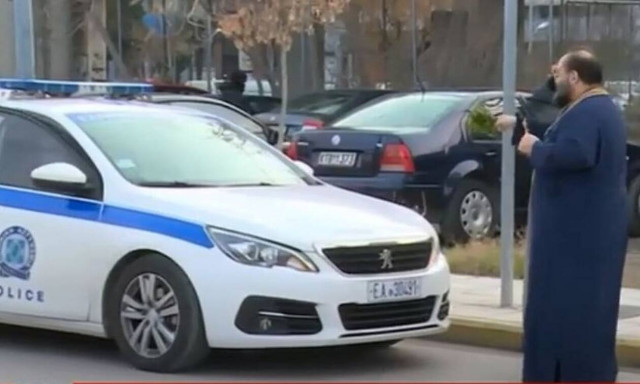 Θεοφάνεια - Θεσσαλονίκη: Παπάς βγήκε από την εκκλησία και «ράντισε» περιπολικά της Αστυνομίας
