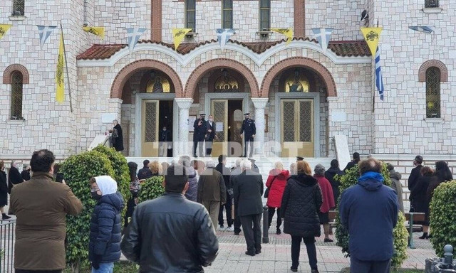 Θεοφάνεια – Πάτρα: Οι πιστοί στις εκκλησίες και η Αστυνομία να βάζει… σειρά