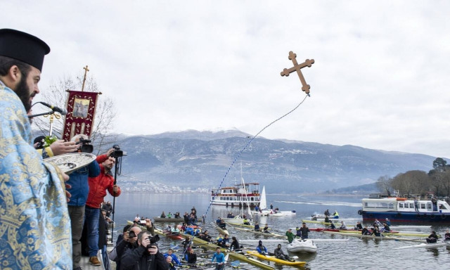 Θεοφάνεια: Γιατί ρίχνουμε τη σημερινή μέρα το Σταυρό στη θάλασσα 
