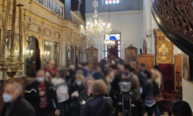 Θεοφάνεια - Χανιά: Σαν... σαρδέλες στην Μητρόπολη - Συνωστισμός για να κοινωνήσουν (pics)