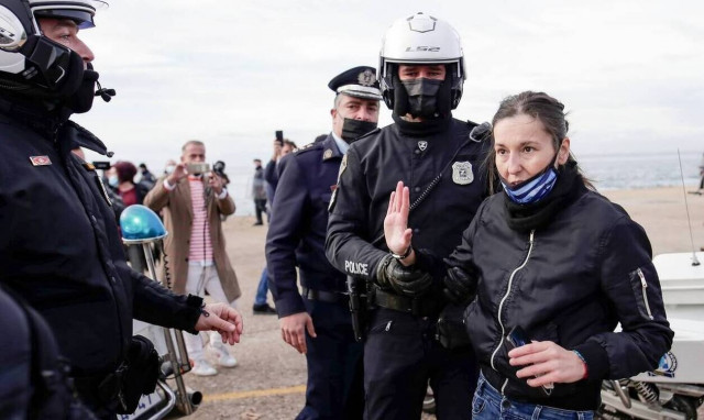 Θεοφάνεια - Θεσσαλονίκη: Μία σύλληψη, εννιά προσαγωγές και πρόστιμα για το συμβάν στη Νέα Παραλία 