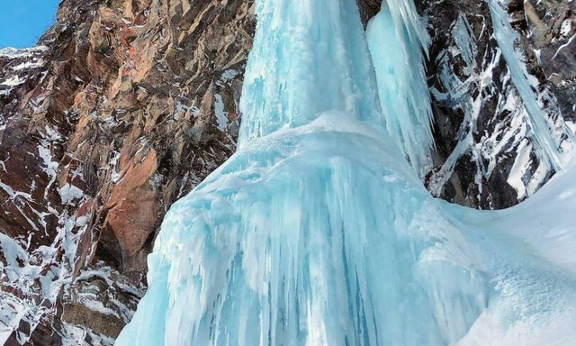 Τραγωδία: Νεκρός άνδρας που καταπλακώθηκε από παγωμένο καταρράκτη