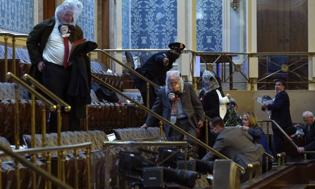 Εισβολή στο Καπιτώλιο: Οι πρωταγωνιστές των εικόνων που σόκαραν τον πλανήτη – Βοήθησαν αστυνομικοί;