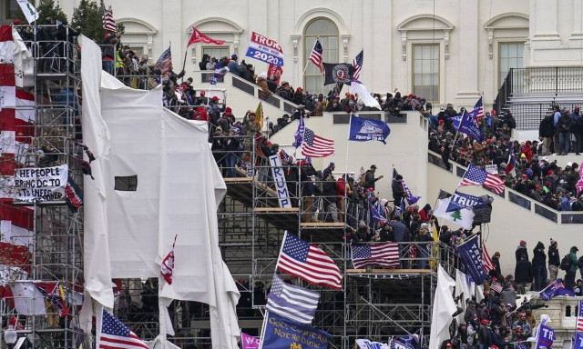 Η «αμερικανική δημοκρατία υπό πολιορκία»: Κατηγορούμενος ο Τραμπ στο διεθνή Τύπο
