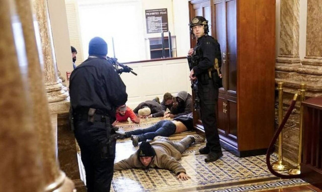 Εισβολή στο Καπιτώλιο: Βοήθησαν οι αστυνομικοί τους διαδηλωτές;