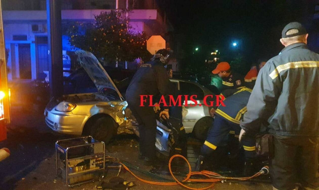Πάτρα: Σφοδρή σύγκρουση αυτοκινήτων - Εγκλωβίστηκε ο ένας οδηγός (pics)
