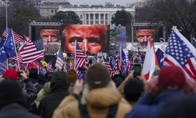 Το Twitter μπλόκαρε για 12 ώρες το λογαριασμό του Ντόναλντ Τραμπ - Απειλεί να τον «κλείσει»