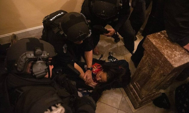 ΗΠΑ: Αυτή είναι η γυναίκα που σκοτώθηκε στο Καπιτώλιο - Η στιγμή του πυροβολισμού