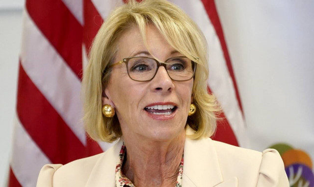 ΗΠΑ: Η υπουργός Παιδείας υπέβαλλε την παραίτησή της