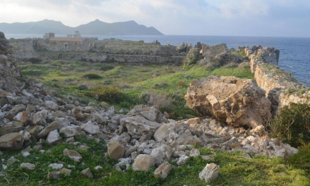 ΥΠΠΟΑ: Κατέρρευσε τμήμα ημικυκλικού πύργου εντός του κάστρου της Μεθώνης από τη βροχή