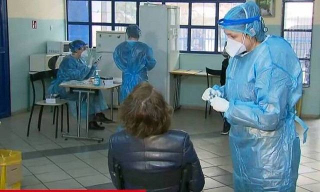 Κορονοϊός - Θεσσαλονίκη: Ξεκίνησαν τα rapid tests σε εκπαιδευτικούς (video)