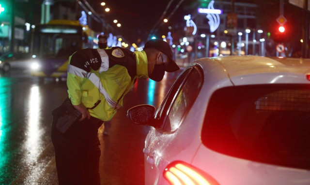 Κορονοϊός: «Βράζουν» εννέα δήμοι της Αθήνας - Παράθυρο αισιοδοξίας στη Θεσσαλονίκη