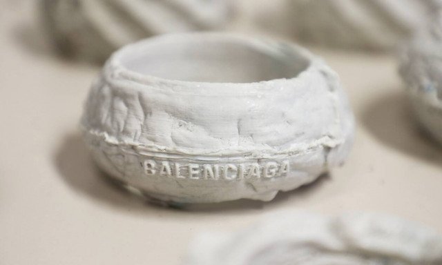 Κοσμήματα από πλαστικά ωκεανών στην κολεξιόν Φθινόπωρο 2021 του Balenciaga