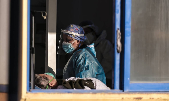 Κρούσματα σήμερα: 800 νέα ανακοίνωσε ο ΕΟΔΥ - 32 νεκροί σε 24 ώρες, στους 362 οι διασωληνωμένοι