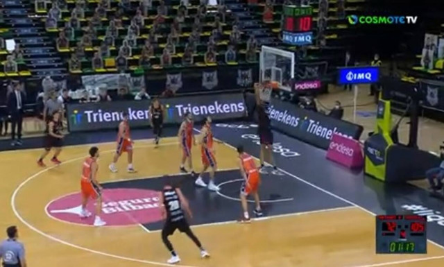 Απίστευτο! Παίκτης ύψους 2μ21 έχασε μόνος του κάρφωμα! (video)