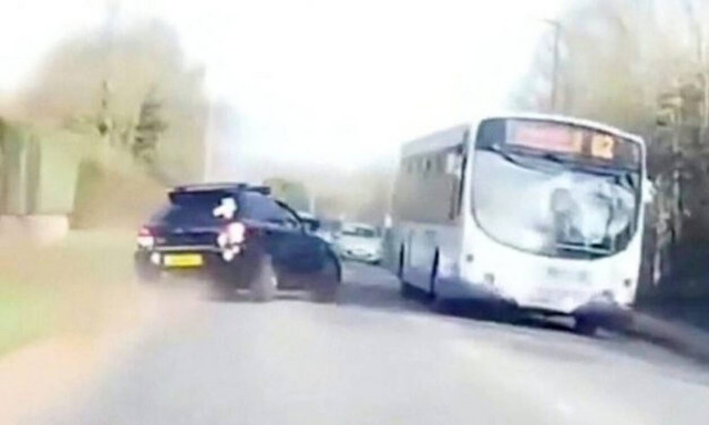 Δείτε τι κάνει αυτός ο αψυχολόγητος «φονιάς» στον δρόμο!