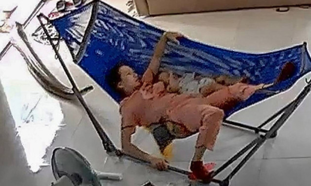 Βίντεο σοκ: Μάνα σώζει το μωρό της από τεράστιο πύθωνα!