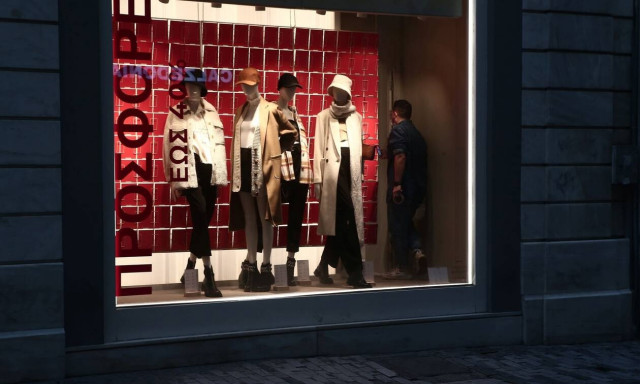 Πρεμιέρα για τις εκπτώσεις με κλειστά καταστήματα - Αγωνιούν οι έμποροι, φόβοι για λουκέτα 