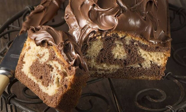 Άκης Πετρετζίκης: Κέικ σοκολάτα φουντούκι