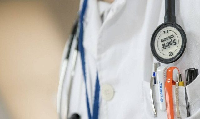 Κορονοϊός: Νεκρός πλαστικός χειρούργος - Έβηξε πάνω του ασθενής ενώ της έκανε μπότοξ