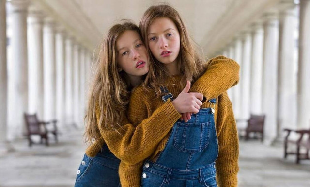 Υπέροχες φωτογραφίες με πανομοιότυπα δίδυμα που αξίζει να δείτε (pics)